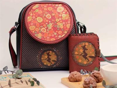 Cadı Figürlü Küçük Postacı Çanta Siyah ve Küçük Cüzdan Bordo Kombin