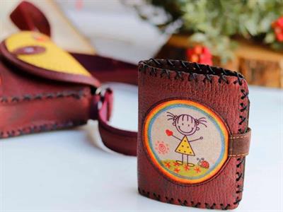 Cin Ayse Figür Tasarımlı Capraz Örgulu Kol Cantası Bordo ve Cuzdan Bordo Kombin