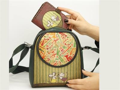 Dans Eden Fare Figürlü Küçük Postacı Çanta Yesil ve Küçük Cüzdan Bordo Kombin 