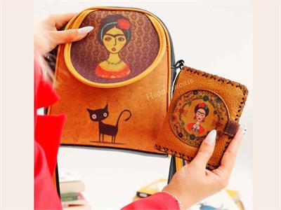 Frida Figürlü Küçük Postacı Çanta Siyah ve Küçük Cüzdan Hardal Kombin