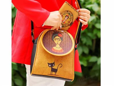 Frida Figürlü Küçük Postacı Çanta Siyah ve Küçük Cüzdan Hardal Kombin
