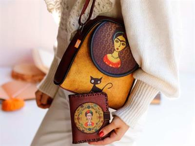 Frida Figürlü Küçük Postacı Çanta Bordo ve Küçük Cüzdan Bordo Kombin
