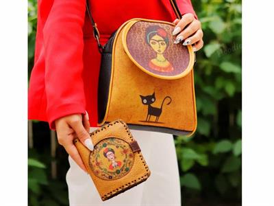 Frida Figürlü Küçük Postacı Çanta Siyah ve Küçük Cüzdan Hardal Kombin