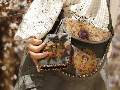 Frida Figürlü Tasarımlı Capraz Örgulu Kol Cantası Yesil ve Cuzdan Yesil Kombin
