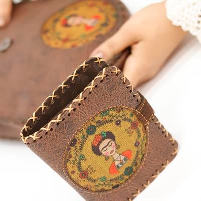 Frida Figürlü Tasarımlı Capraz Örgulu Kol Cantası Kahverengi ve Cuzdan Kahverengi Kombin