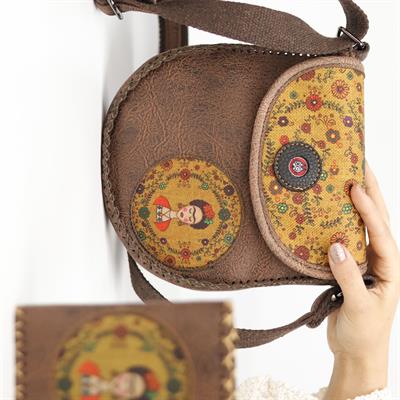 Frida Figürlü Tasarımlı Capraz Örgulu Kol Cantası Kahverengi ve Cuzdan Kahverengi Kombin