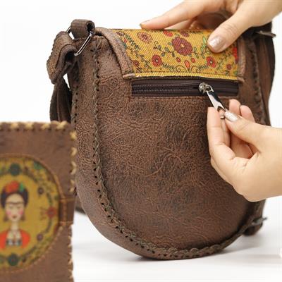 Frida Figürlü Tasarımlı Capraz Örgulu Kol Cantası Kahverengi ve Cuzdan Kahverengi Kombin