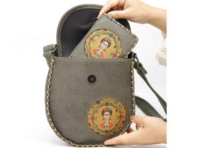 Frida Figürlü Tasarımlı Capraz Örgulu Kol Cantası Yesil ve Cuzdan Yesil Kombin