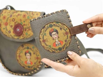Frida Figürlü Tasarımlı Capraz Örgulu Kol Cantası Yesil ve Cuzdan Yesil Kombin