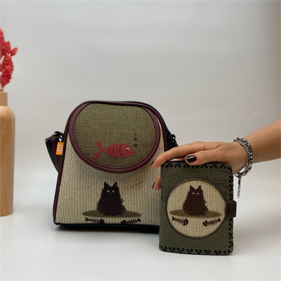 Karamık Figürlü Küçük Postacı Çanta Siyah ve Küçük Cüzdan Yesil Kombin