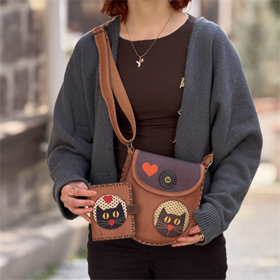 Kedi Aşkı Figurlu Tasarımlı Capraz Örgulu Kol Cantası ve Cuzdan Kombin – Taba
