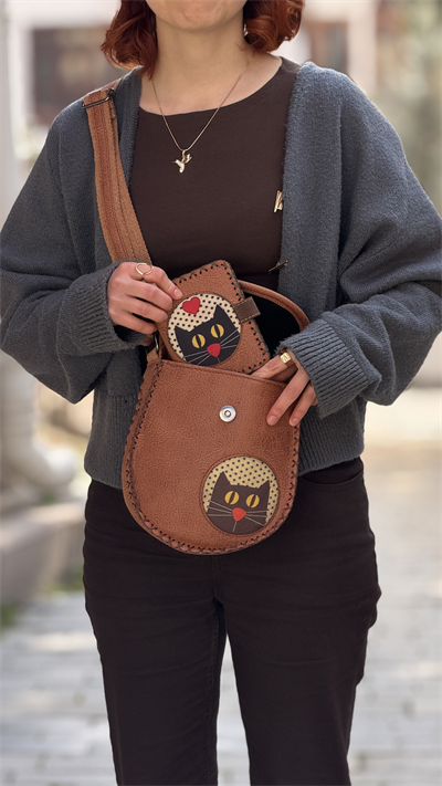 Kedi Aşkı Figurlu Tasarımlı Capraz Örgulu Kol Cantası ve Cuzdan Kombin – Taba