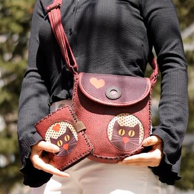 Kedi Aşkı Figurlu Tasarımlı Capraz Örgulu Kol Cantası ve Cuzdan Kombin – Bordo