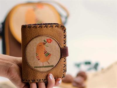 Kuş Figürlü Küçük Postacı Çanta Siyah ve Küçük Cüzdan Hardal Kombin