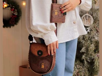 Rakun Figürlü Tasarımlı Capraz Örgulu Kol Cantası ve Cuzdan Kombin – KAHVERENGİ