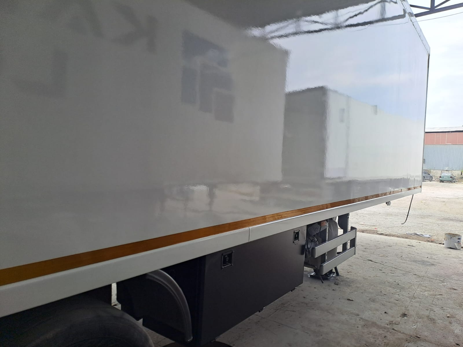 Tamiratı tamamlanmış frigo dorse kasası