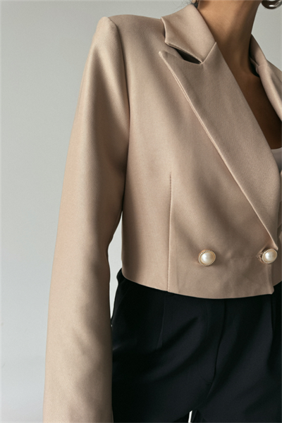 ARKASI İNCİ DÜĞME DETAYLI CROP CEKET - Bej