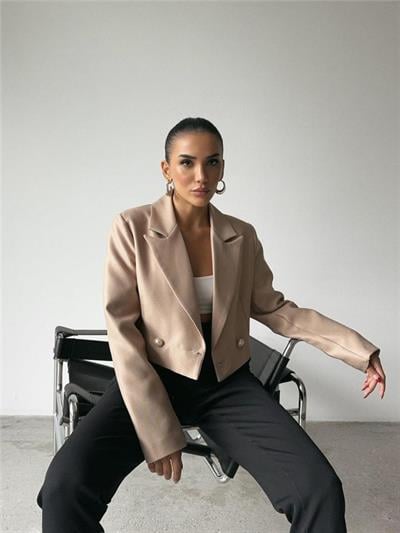 ARKASI İNCİ DÜĞME DETAYLI CROP CEKET - Bej