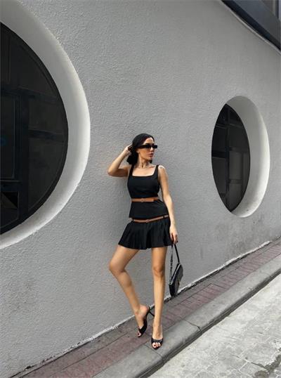 ASKILI CROP BLUZ KARE YAKA KEMER DETAYLI - Siyah