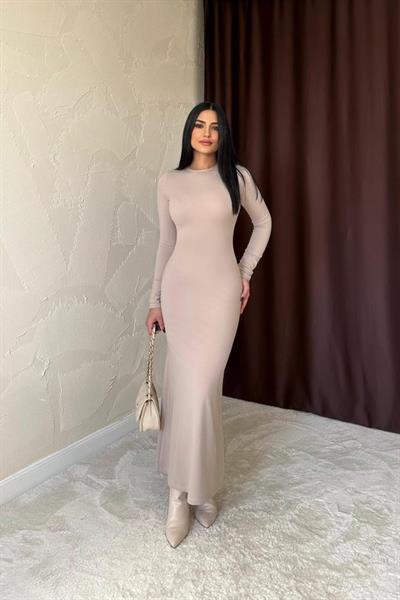 Bej Vücudu Saran Uzun Elbise
