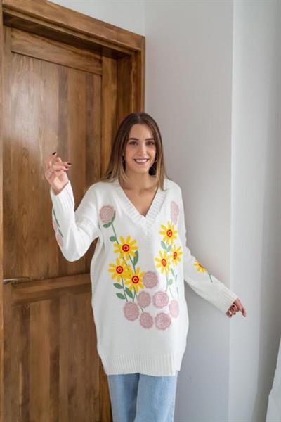 Beyaz Çiçek Nakışlı Kazak