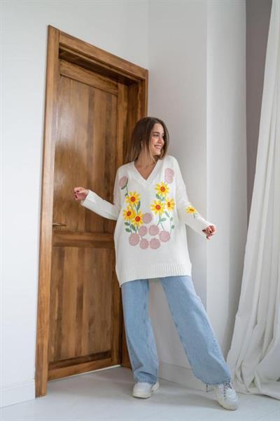 Beyaz Çiçek Nakışlı Kazak