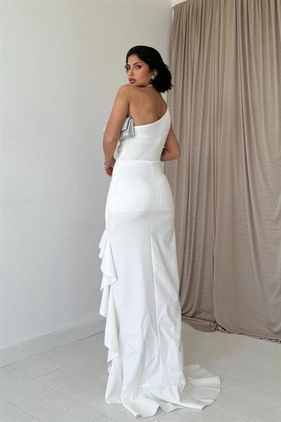 Beyaz Yırtmaçlı Volanlı Elbise