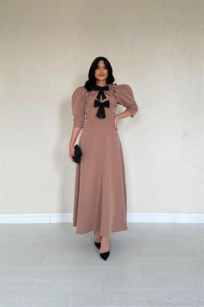 Camel Ön Dekolteli Fiyonk Garnili Uzun Elbise