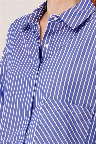 Crop Model Cepli Ve Çizgili Mavi Gömlek