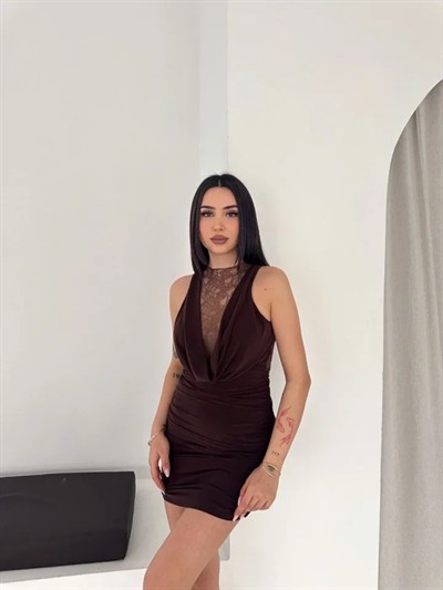 Dantel Detaylı Derin Dekolte Drapeli Mini Elbise Şık Kolsuz - Kahvrenegi