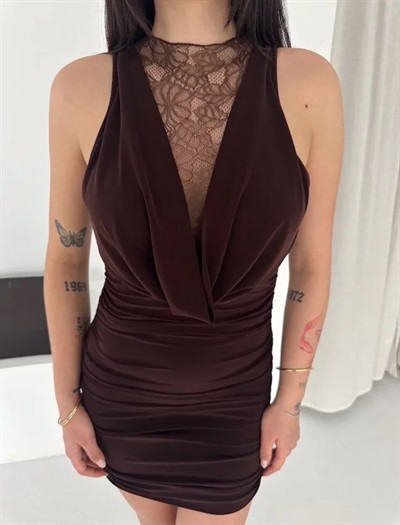 Dantel Detaylı Derin Dekolte Drapeli Mini Elbise Şık Kolsuz - Kahvrenegi