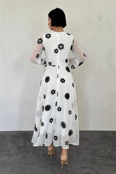 Ekru Yaka Nakışlı Elbise