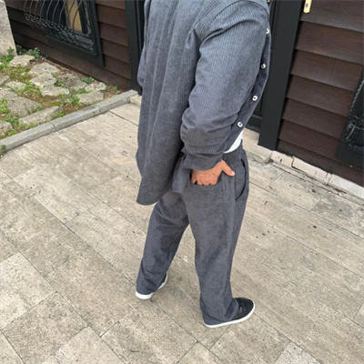 Erkek Kadife Oversize Takım – Gömlek Ve Pantolon İkili Set Füme Corduroy Şıklığı, Rahat Ve Zarif Duruş Yumuşak Dokulu Kadife Kumaş, Düğmeli Gömlek Üst Ve Lastikli Pantolon Alt Parça Ile Gün Boyu Konfor- Füme