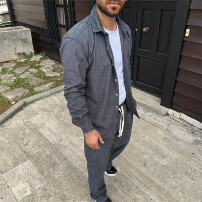 Erkek Kadife Oversize Takım – Gömlek Ve Pantolon İkili Set Füme Corduroy Şıklığı, Rahat Ve Zarif Duruş Yumuşak Dokulu Kadife Kumaş, Düğmeli Gömlek Üst Ve Lastikli Pantolon Alt Parça Ile Gün Boyu Konfor- Füme