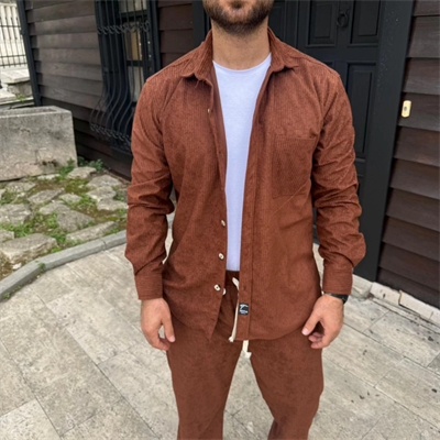 Erkek Kadife Oversize Takım – Gömlek Ve Pantolon İkili Set Füme Corduroy Şıklığı, Rahat Ve Zarif Duruş Yumuşak Dokulu Kadife Kumaş, Düğmeli Gömlek Üst Ve Lastikli Pantolon Alt Parça Ile Gün Boyu Konfor- Kiremit