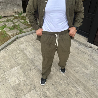 Erkek Kadife Oversize Takım – Gömlek Ve Pantolon İkili Set Füme Corduroy Şıklığı, Rahat Ve Zarif Duruş Yumuşak Dokulu Kadife Kumaş, Düğmeli Gömlek Üst Ve Lastikli Pantolon Alt Parça Ile Gün Boyu Konfor- Haki