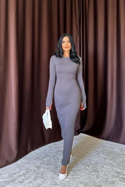 Gri Vücudu Saran Uzun Elbise