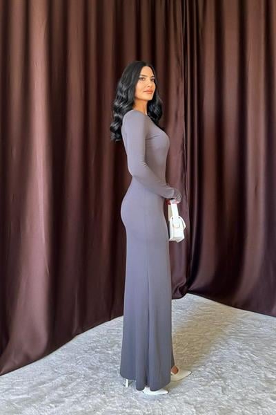 Gri Vücudu Saran Uzun Elbise