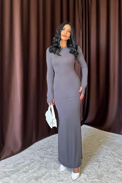 Gri Vücudu Saran Uzun Elbise