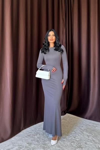 Gri Vücudu Saran Uzun Elbise