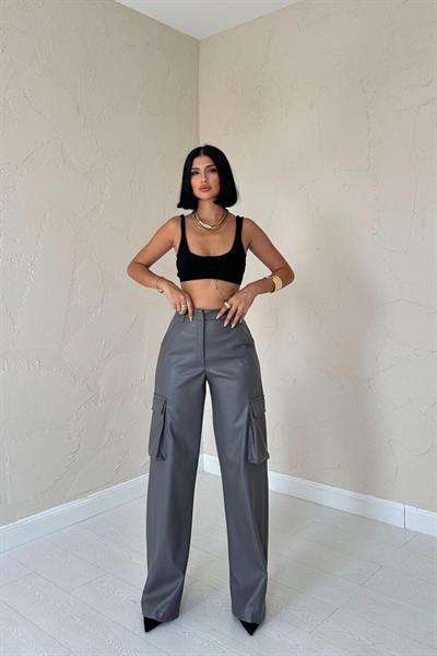 Gri Yanlardan Cepli Deri Pantolon