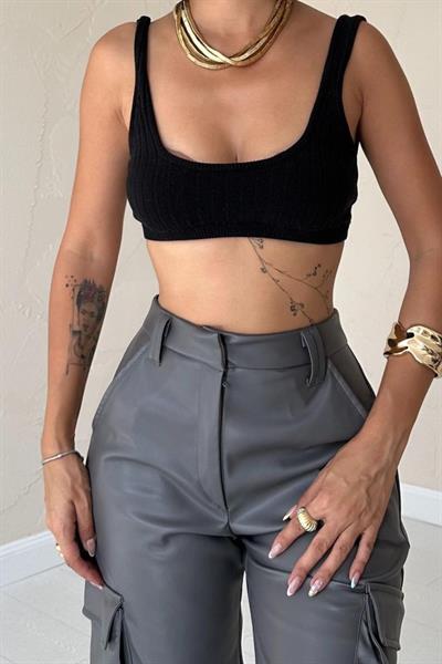 Gri Yanlardan Cepli Deri Pantolon