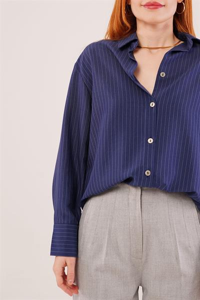 İnce Çizgi Detaylı Lacivert Gömlek