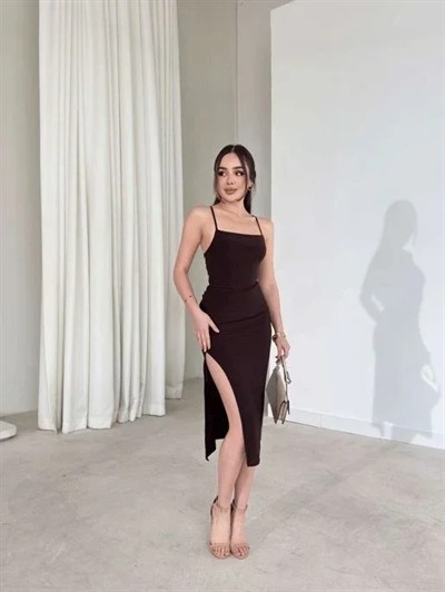 İp Askılı Sırt Dekolteli Bağlama Detaylı Yırtmaçlı Midi Elbise - Kahverengi