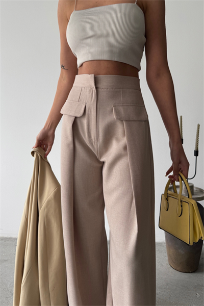 KAPALI GENİŞ PİLE CEP KAPAK DETAYLI PANTOLON - Bej