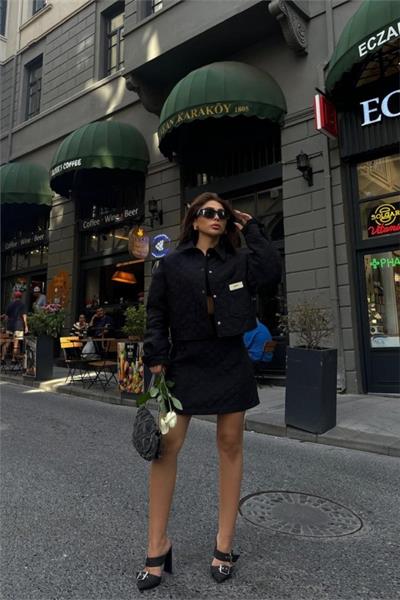 KAPİTONE CROP CEKET - ETEK TAKIM ARMA DETAYLI - Siyah