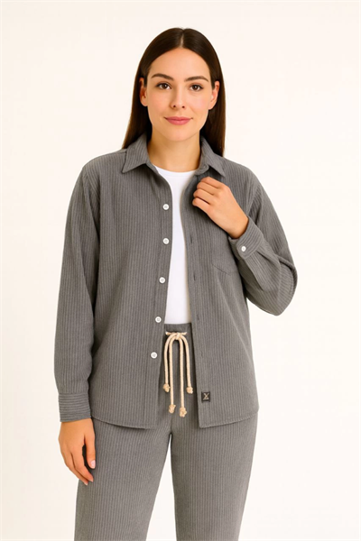 Kadife Oversize Takım – Gömlek Ve Pantolon İkili Set Füme Corduroy Şıklığı, Rahat Ve Zarif Duruş Yumuşak Dokulu Kadife Kumaş, Düğmeli Gömlek Üst Ve Lastikli Pantolon Alt Parça Ile Gün Boyu Konfor- Füme