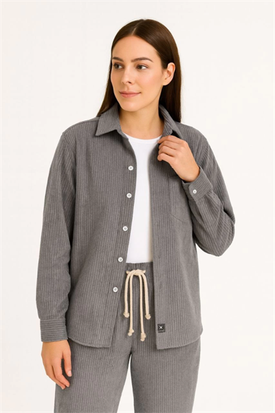 Kadife Oversize Takım – Gömlek Ve Pantolon İkili Set Füme Corduroy Şıklığı, Rahat Ve Zarif Duruş Yumuşak Dokulu Kadife Kumaş, Düğmeli Gömlek Üst Ve Lastikli Pantolon Alt Parça Ile Gün Boyu Konfor- Füme