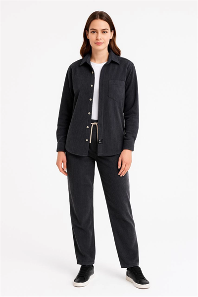 Kadife Oversize Takım – Gömlek Ve Pantolon İkili Set Füme Corduroy Şıklığı, Rahat Ve Zarif Duruş Yumuşak Dokulu Kadife Kumaş, Düğmeli Gömlek Üst Ve Lastikli Pantolon Alt Parça Ile Gün Boyu Konfor- Siyah