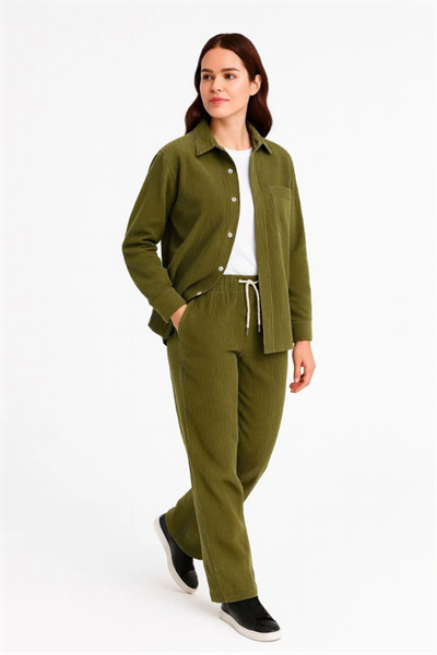 Kadife Oversize Takım – Gömlek Ve Pantolon İkili Set Füme Corduroy Şıklığı, Rahat Ve Zarif Duruş Yumuşak Dokulu Kadife Kumaş, Düğmeli Gömlek Üst Ve Lastikli Pantolon Alt Parça Ile Gün Boyu Konfor- Haki